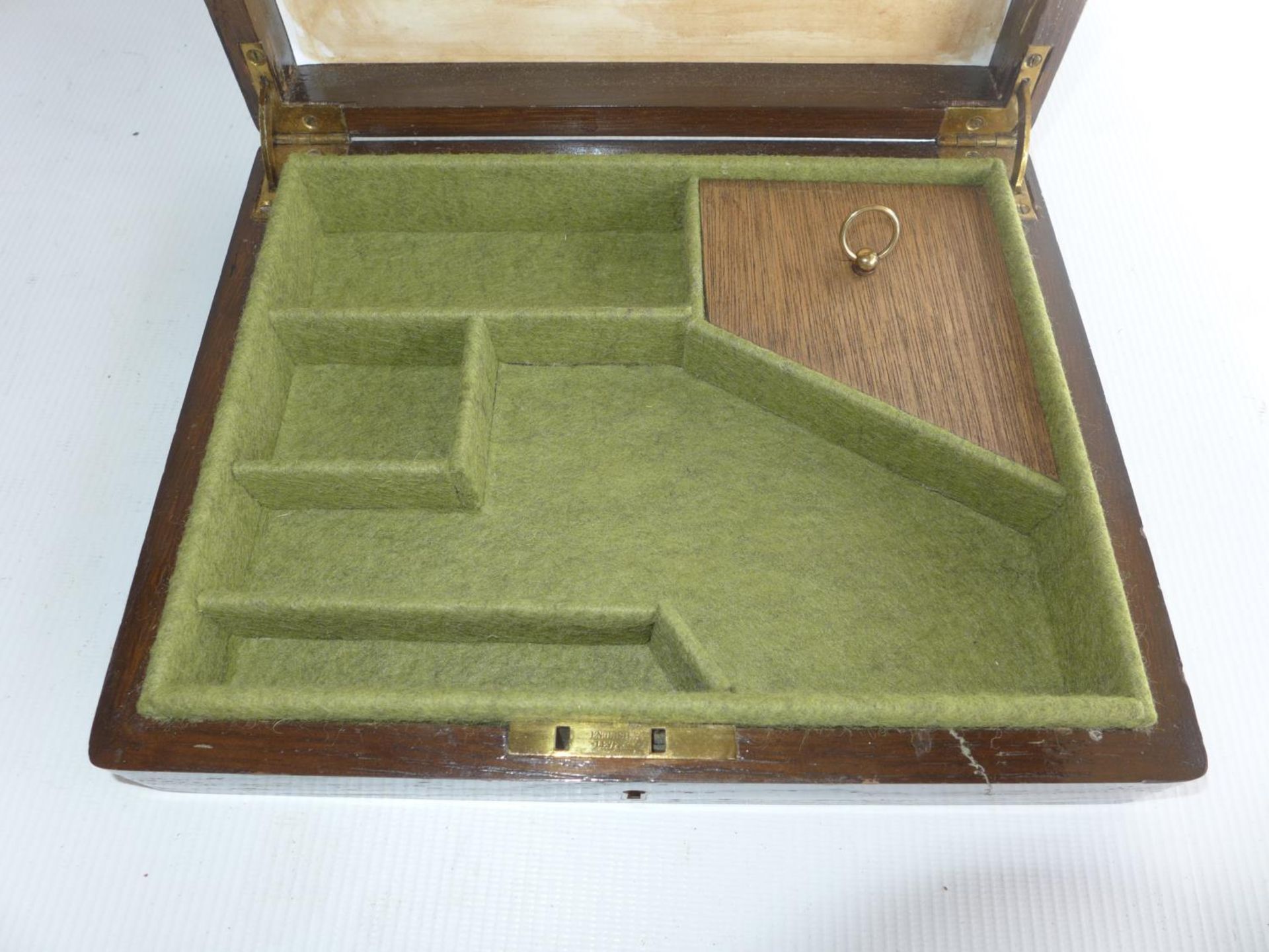 AN OAK CASE FITTED OUT FOR A PISTOL, 24x20cm