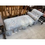 AN EDWARDIAN CHAISE LONGUE ON TURNED LEGS