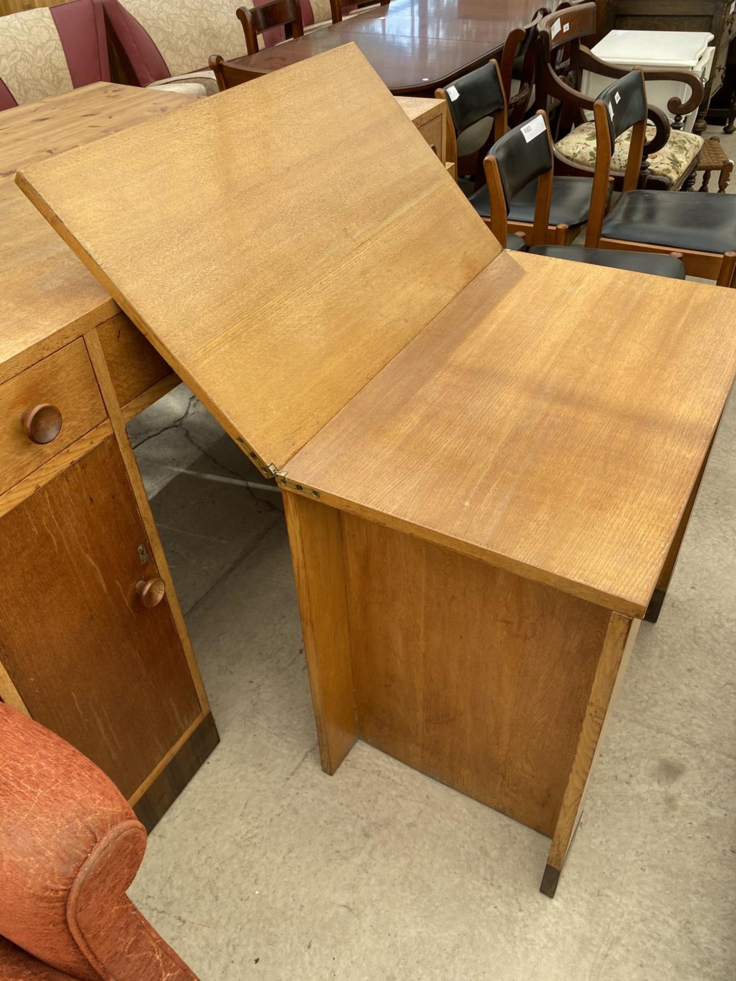 A HEAVY OAK HIGH TWIN PEDESTAL DESK WITH PULL OUT CENTRE SECTION WITH FOLD OVER TOP - Image 4 of 5