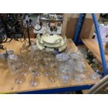 A LARGE COLLECTION OF GLASS TO INCLUDE DECANTERS, GLASSES, LARGE BOWLS ETC