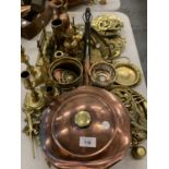 A LARGE COLLECTION OF BRASSWARE INCLUDING A WARMING PAN AND HORSE BRASSES