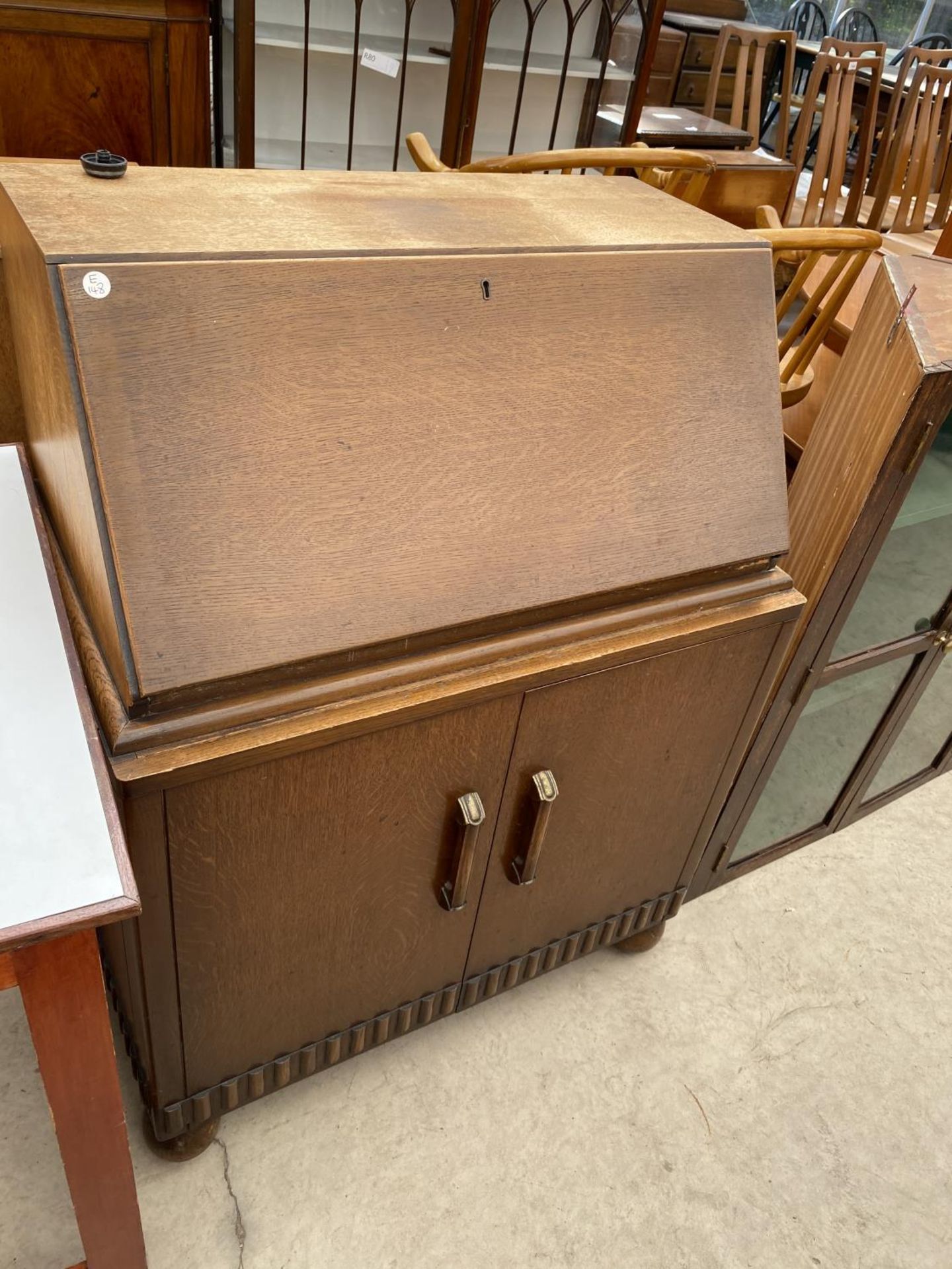 AN OAK BUREAU CORNER CUPBOARD AND WHITE TOPPED TABLE - Image 3 of 6