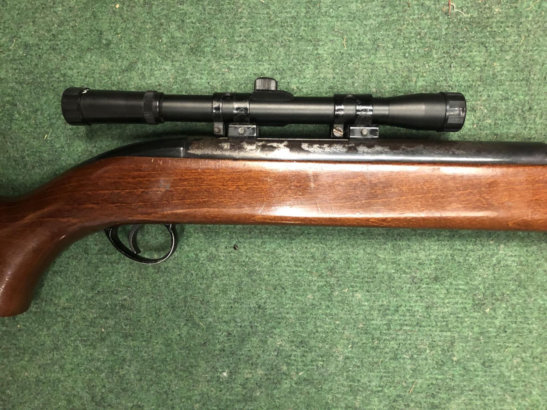 A BSA AIRSPORTER .22 CALIBRE AIR RIFLE, 47CM BARREL COMPLETE WITH TELESCOPIC SIGHT - Image 2 of 3