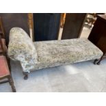 AN EDWARDIAN CHAISE LONGUE ON CABRIOLE LEGS