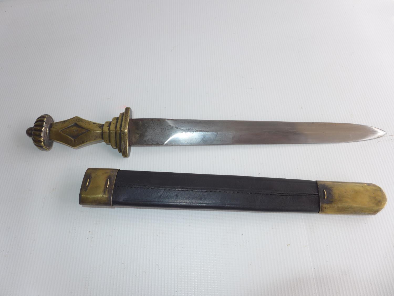 A HEAVY BRASS GRIPPED KNIFE AND SCABBARD, 28cm BLADE - Image 2 of 4