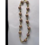 A VINTAGE MURANO GLASS CREAM, PINK & YELLOW COLOURED BEAD NECKLACE WITH 9CT GOLD CLASP, 18 INCH