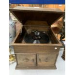 A VINTAGE WOODEN GRAMOPHONE