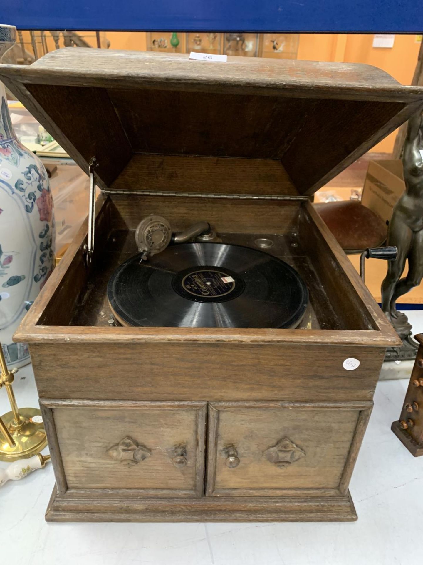 A VINTAGE WOODEN GRAMOPHONE