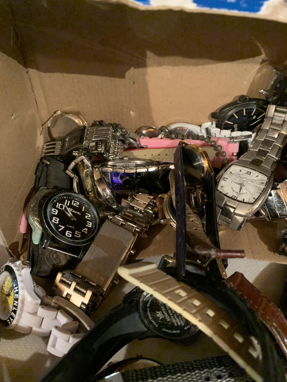 A LARGE QUANTITY OF WATCHES - Image 3 of 4