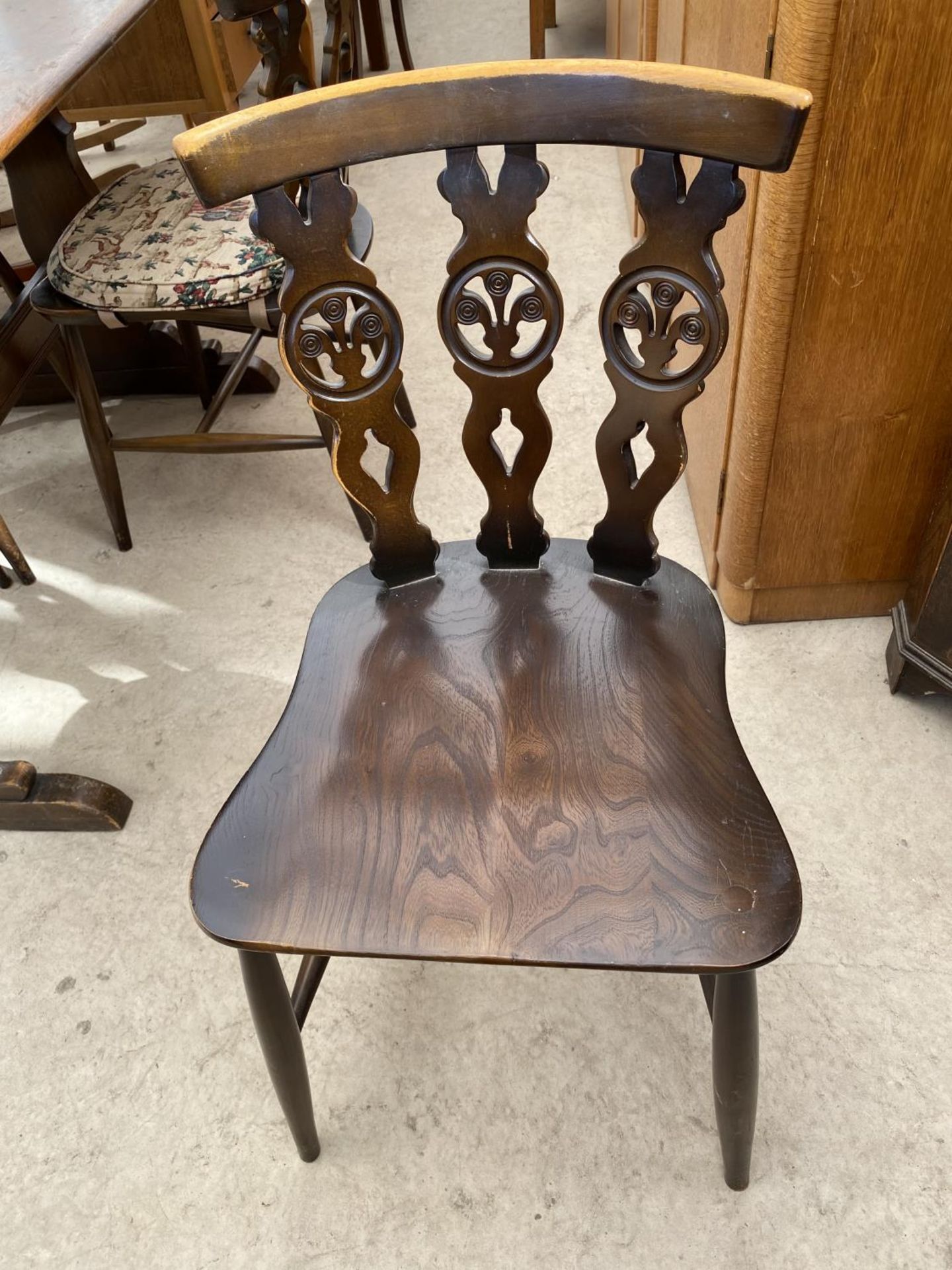 AN ERCOL REFECTORY DINING TABLE AND FOUR CHAIRS - Image 5 of 8