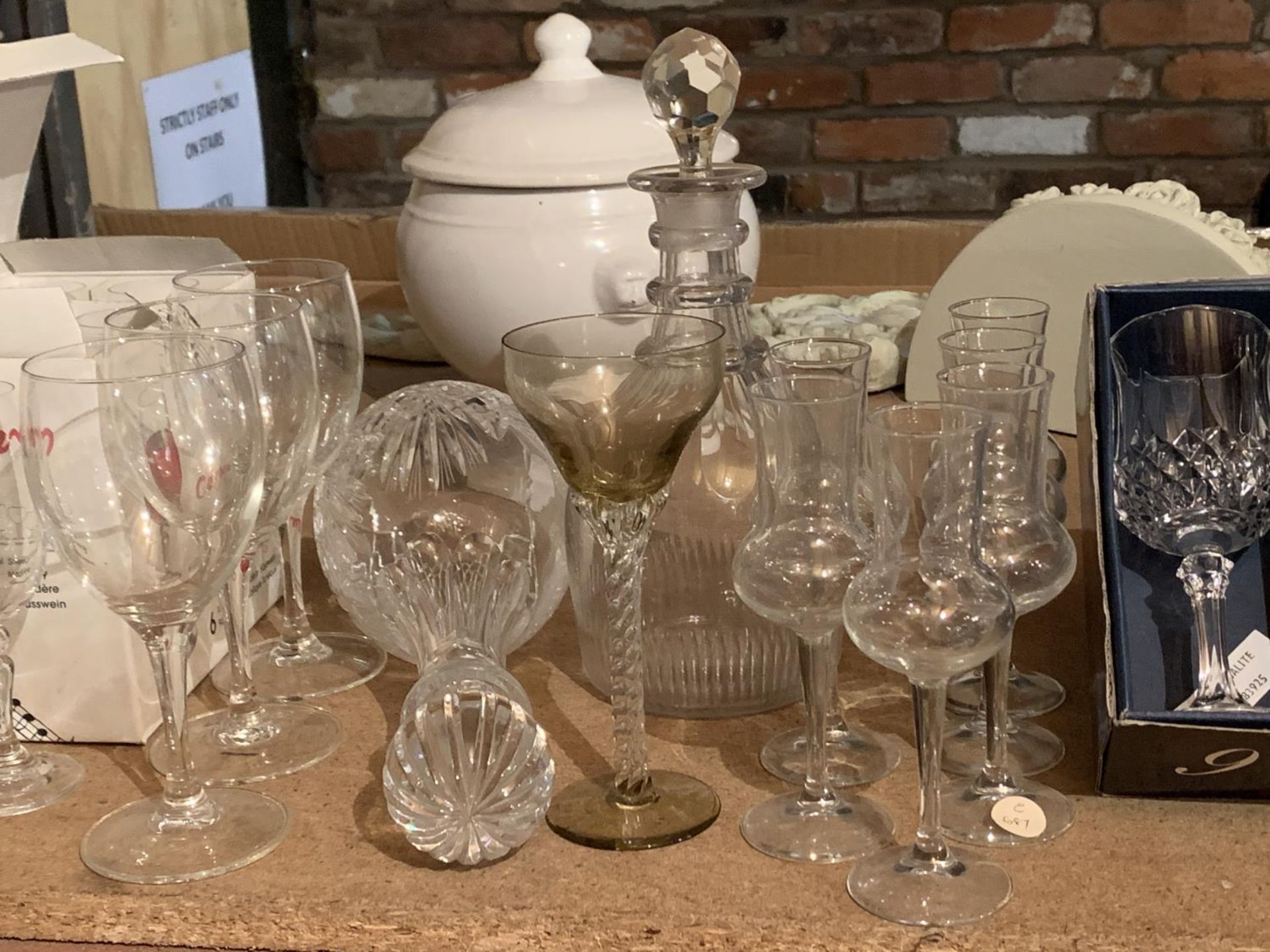 A LARGE COLLECTION OF WINE GLASSES AND A DECANTER - Image 5 of 6