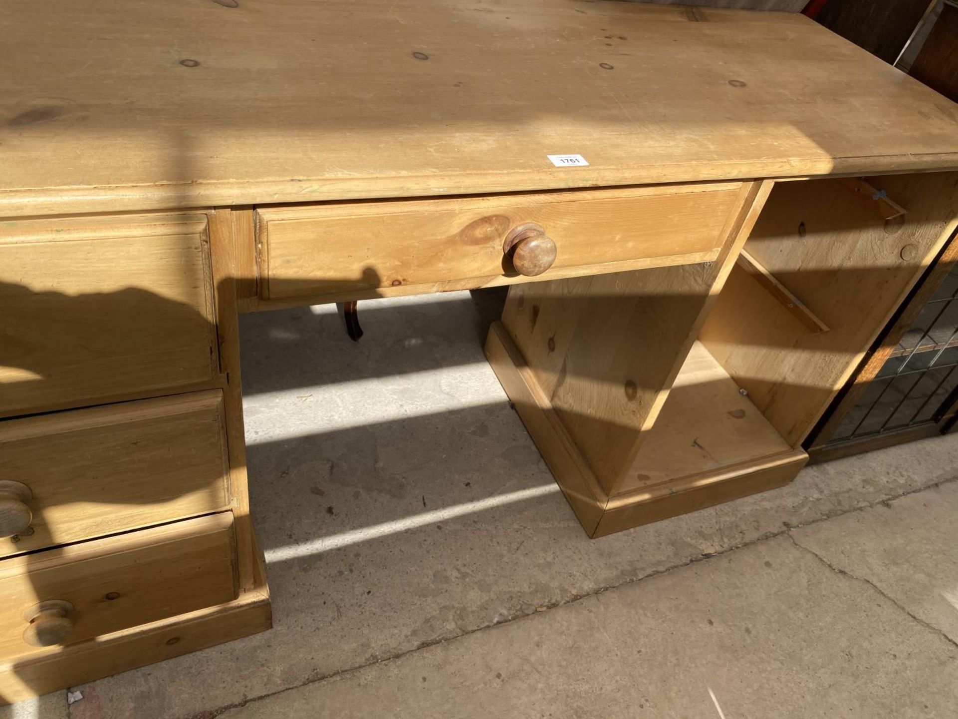 A PINE KNEE HOLE DESK (LACKING DRAWER) - Image 3 of 3