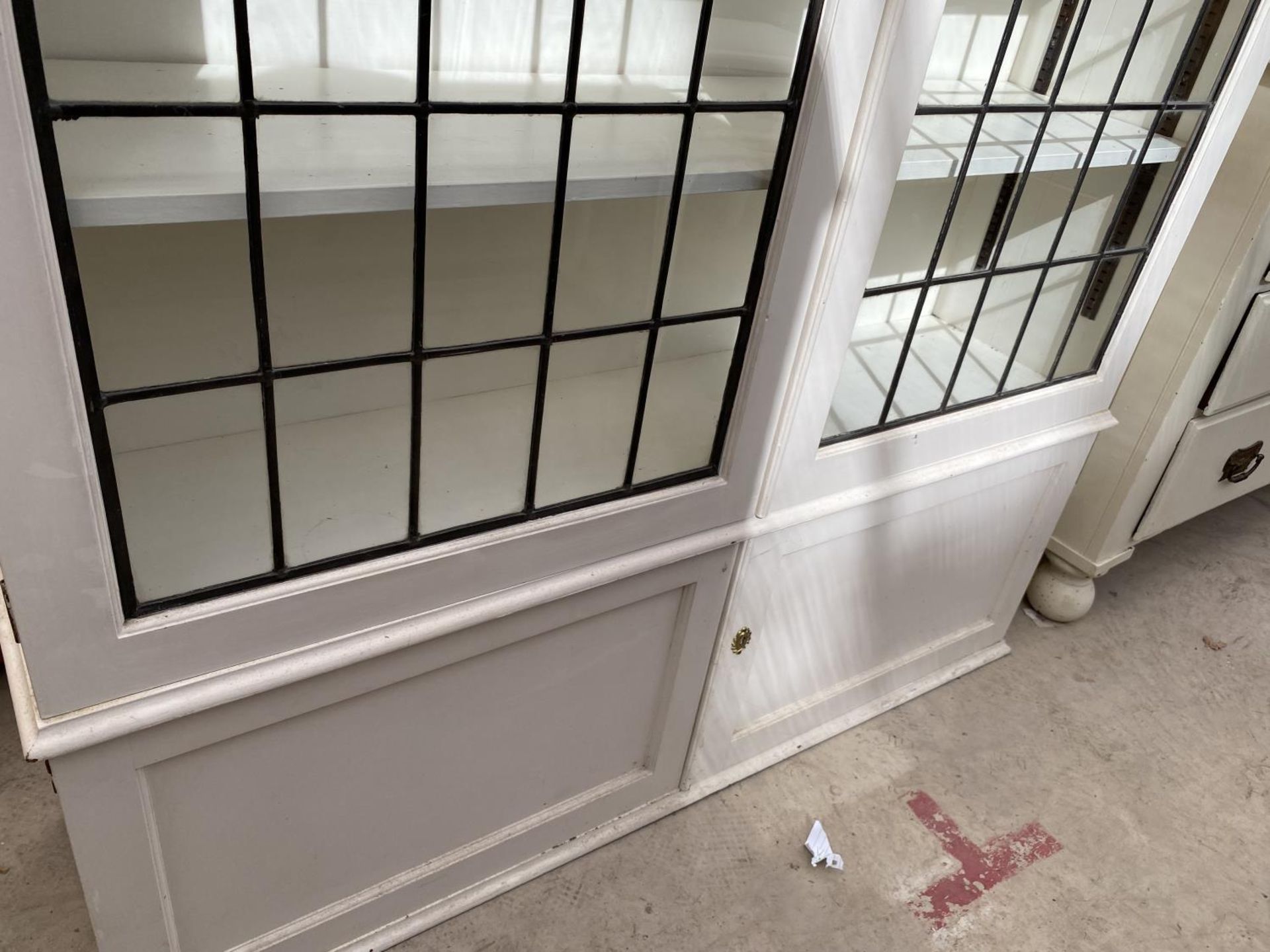 A WHITE PAINTED GLAZED AND LEADED TWO DOOR CABINET WITH CUPBOARD TO BASE - Image 3 of 3