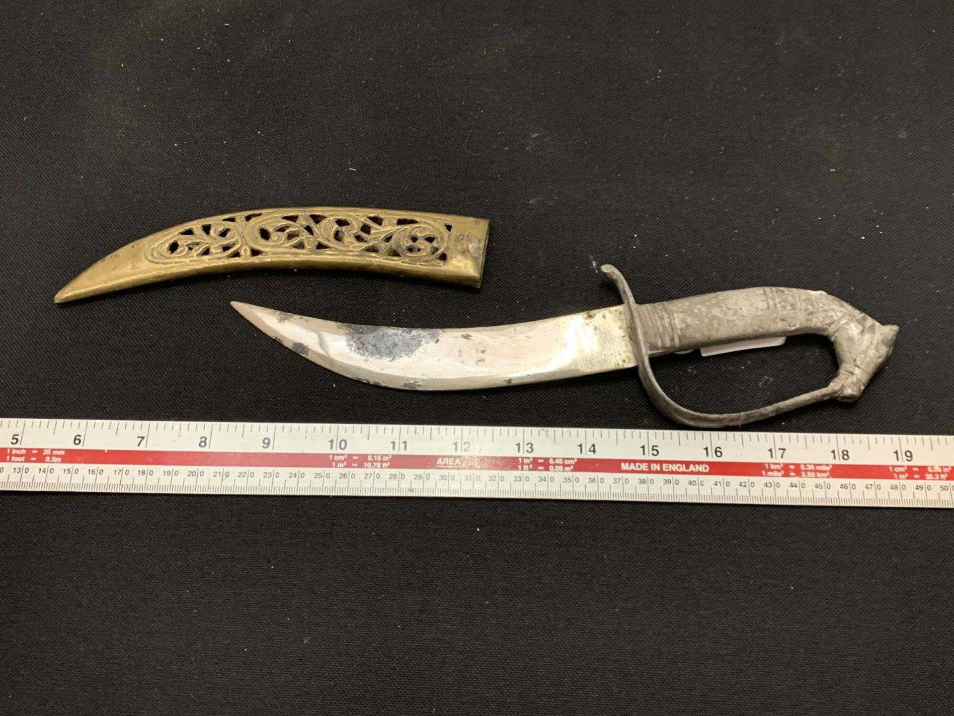 AN INDIAN CURVED BLADED KNIFE - Image 2 of 3