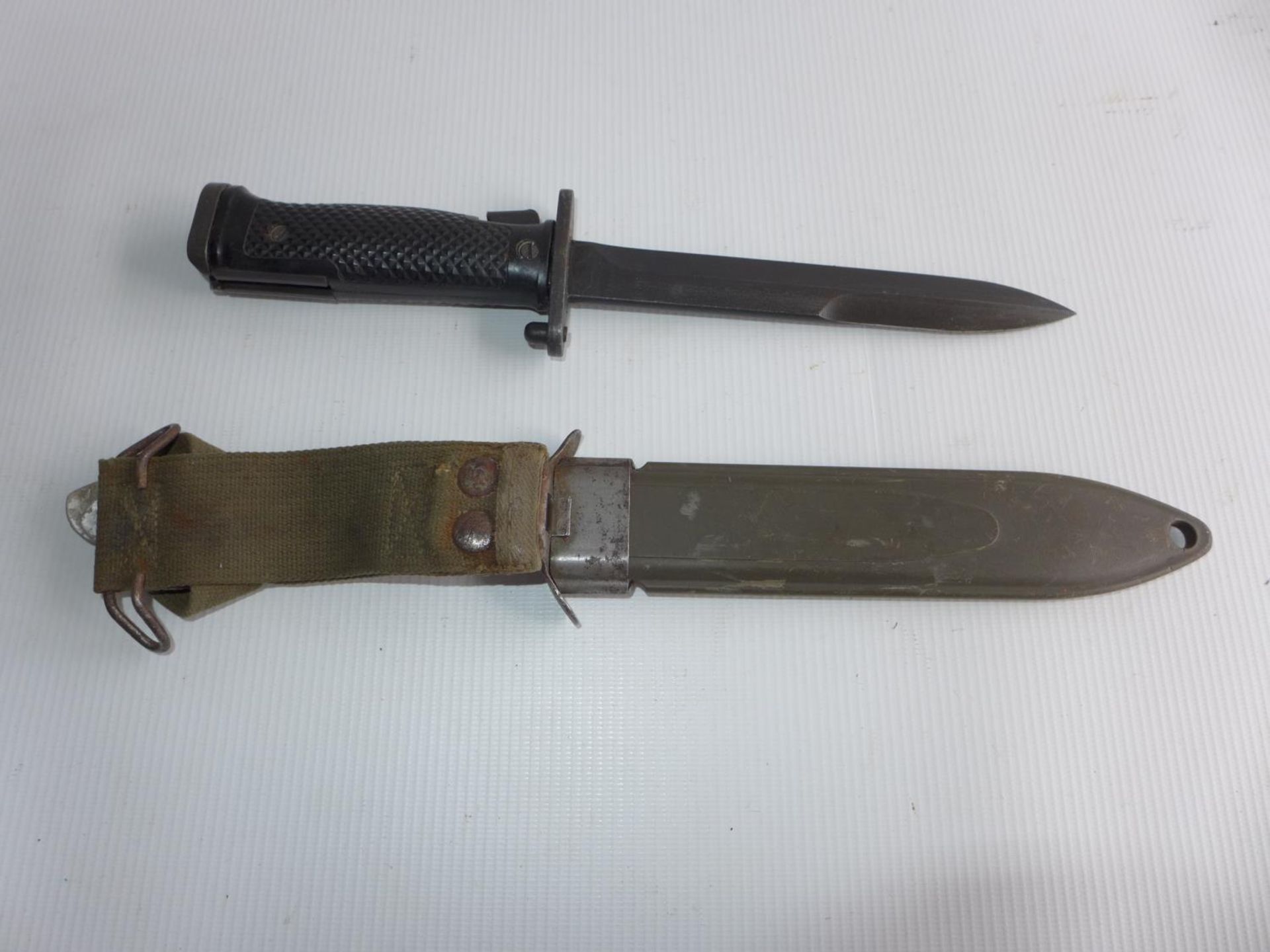 A USA M8 A1 BAYONET AND SCABBARD 16.5cm BLADE - Image 2 of 4