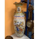 A LARGE CHINESE ORIENTAL FLOOR VASE, HEIGHT 91CM, UNMARKED TO BASE
