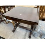 A MID 20TH CENTURY OAK DRAW-LEAF TABLE