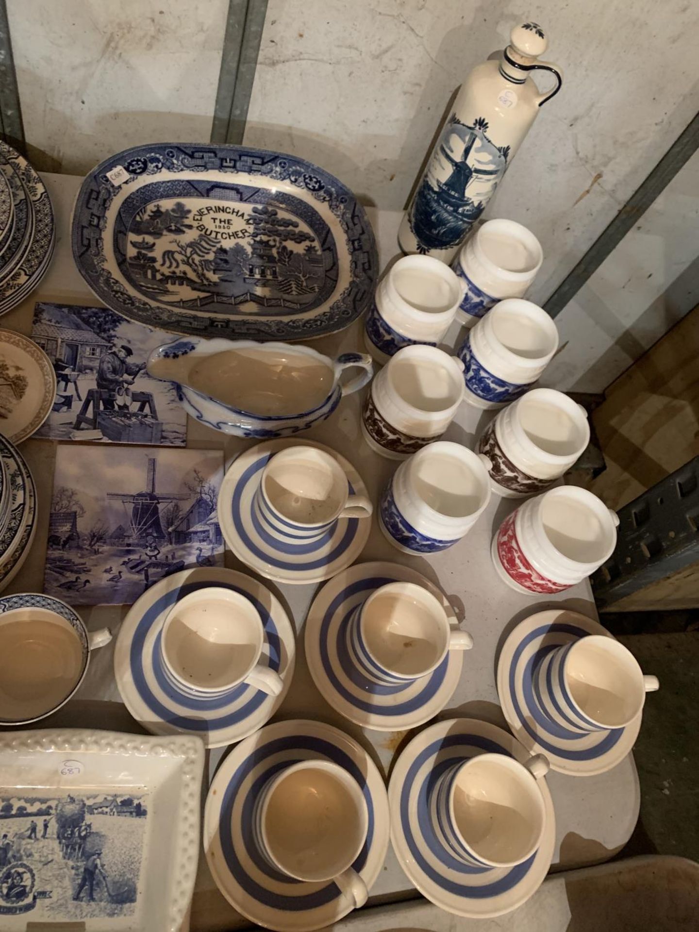 A LARGE COLLECTION OF BLUE AND WHITE CHINA TO INCLUDE DELFT WINDMILL FLASK, WOOD & SONS YUAN, - Image 3 of 3