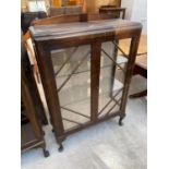 A MID 20TH CENTURY OAK DISPLAY CABINET ON CABRIOLE LEGS, 34" WIDE