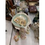 A SELECTION OF PLATES AND ORNAMENTS TO INCLUDE SOME WEDGEWOOD AND A SILVERPLATE DISH