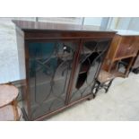 AN EARLY 20TH CENTURY MAHOGANY TWO DOOR BOOKCASE