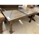 A REPRODUCTION OAK DINING TABLE ON TURNED LEGS, 59" x 34"