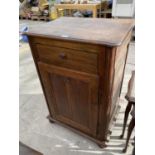 A SMALL MAHOGANY SIDE CABINET WITH ONE DOOR AND ONE DRAWER