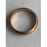 A 9 CARAT YELLOW GOLD WEDDING BAND - 3 GRAMS, RING SIZE M