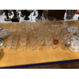 A LARGE COLLECTION OF GLASSWARE TO INCLUDE A SHERRY DECANTER WITH A HALLMARKED SILVER SPIRIT LABEL