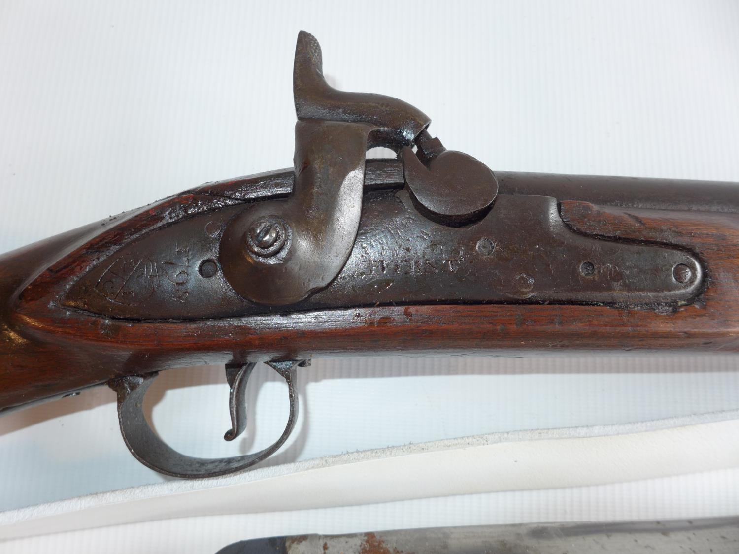 AN EAST INDIA COMPANY PERCUSSION CAP BROWN BESS MUSKET AND BAYONET, LOCK MARKED HURST, LENGTH OF - Image 2 of 11
