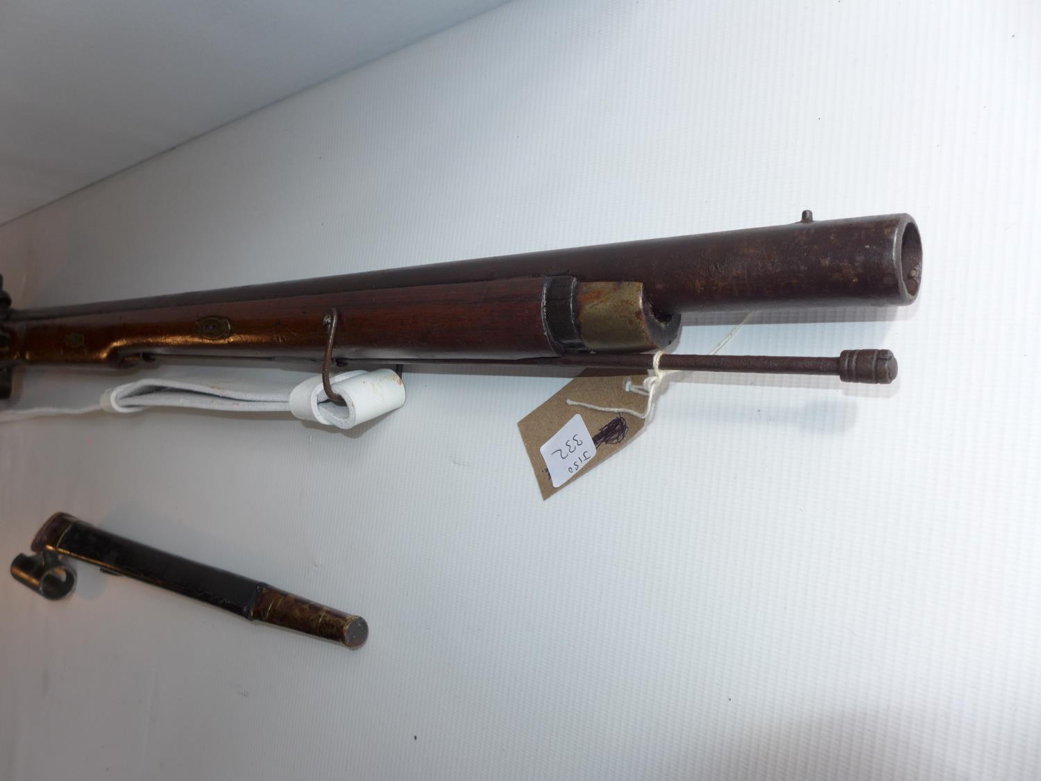 AN EAST INDIA COMPANY PERCUSSION CAP BROWN BESS MUSKET AND BAYONET, LOCK MARKED HURST, LENGTH OF - Image 10 of 11