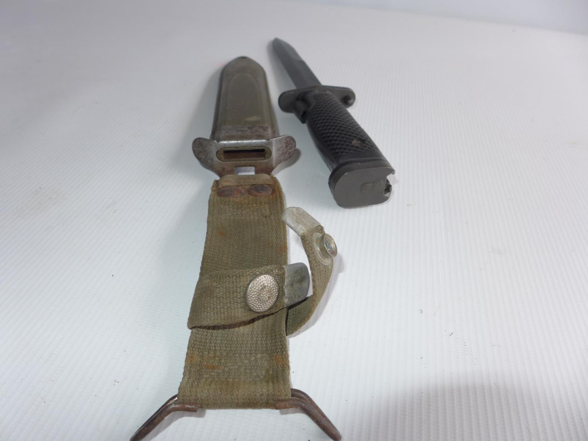 A USA M8 A1 BAYONET AND SCABBARD 16.5cm BLADE - Image 3 of 4