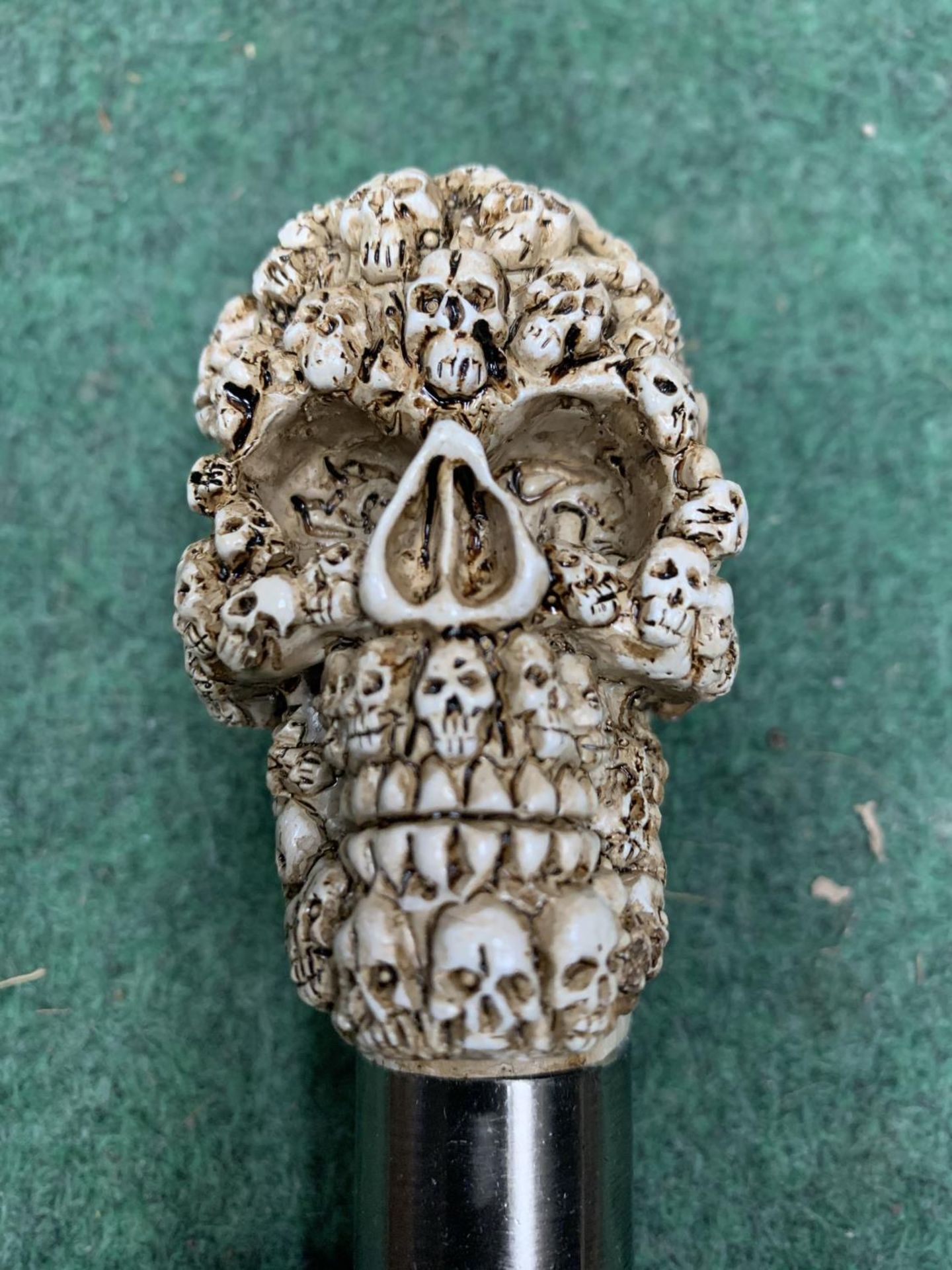 A CARVED SKULL HANDLE WALKING STICK - Image 3 of 4