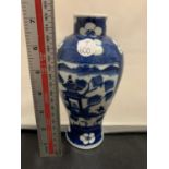 A BLUE AND WHITE CHINESE VASE