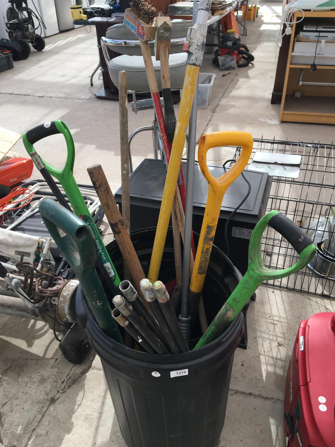 A QUANTITY OF GARDEN TOOLS AND A DUSTPAN