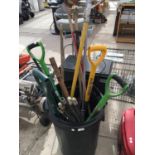 A QUANTITY OF GARDEN TOOLS AND A DUSTPAN