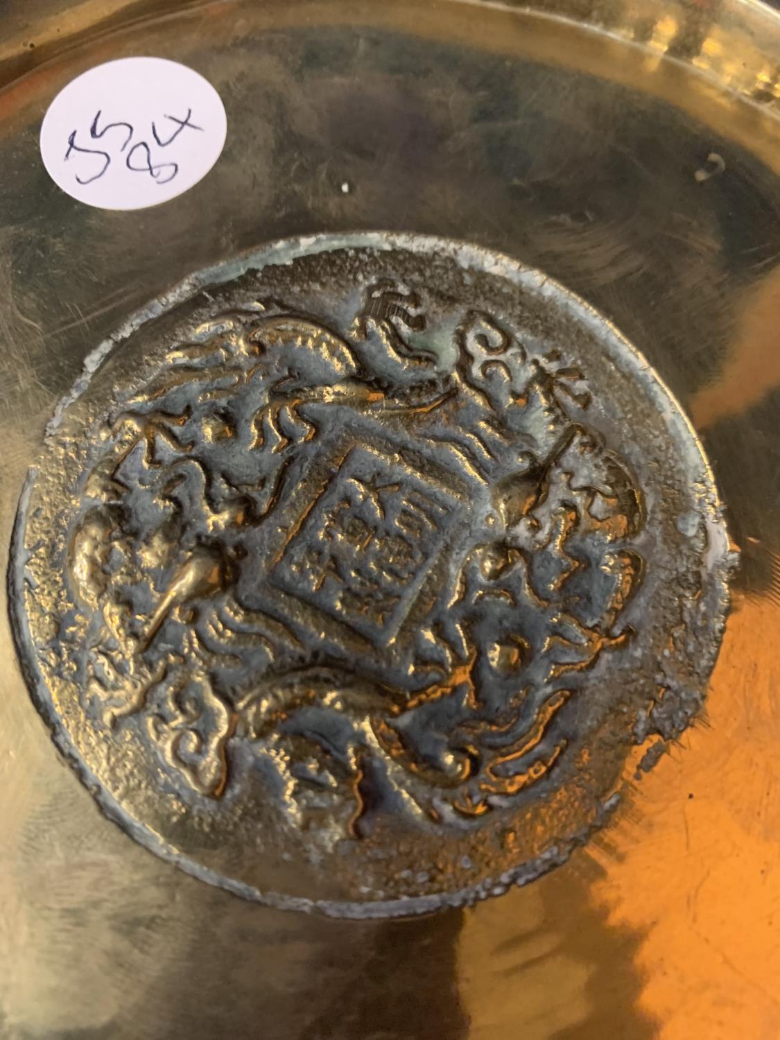 AN EARLY 20TH CENTURY CHINESE BRONZE DISH/SENSOR WITH SIX SYMBOL CHARACTER MARK TO UNDERSIDE, 14CM - Image 9 of 12