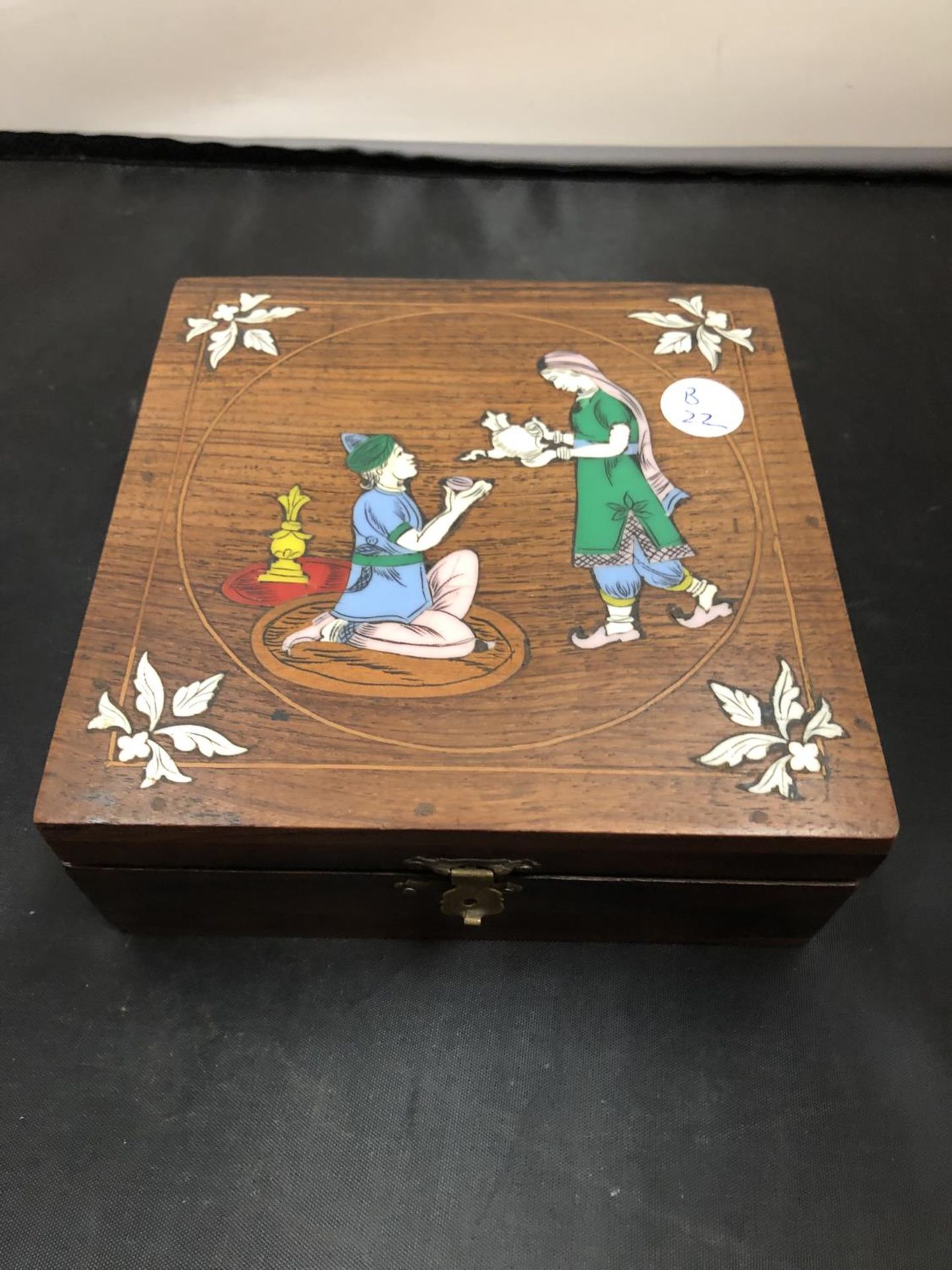 AN INLAID BOX DECORATED WITH TWO FIGURES AND FLOWERS