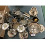 AN ASSORTMENT OF SILVER PLATE TO INCLUDE A GLASS SUGAR SHAKER WITH SILVER PLATE TOP