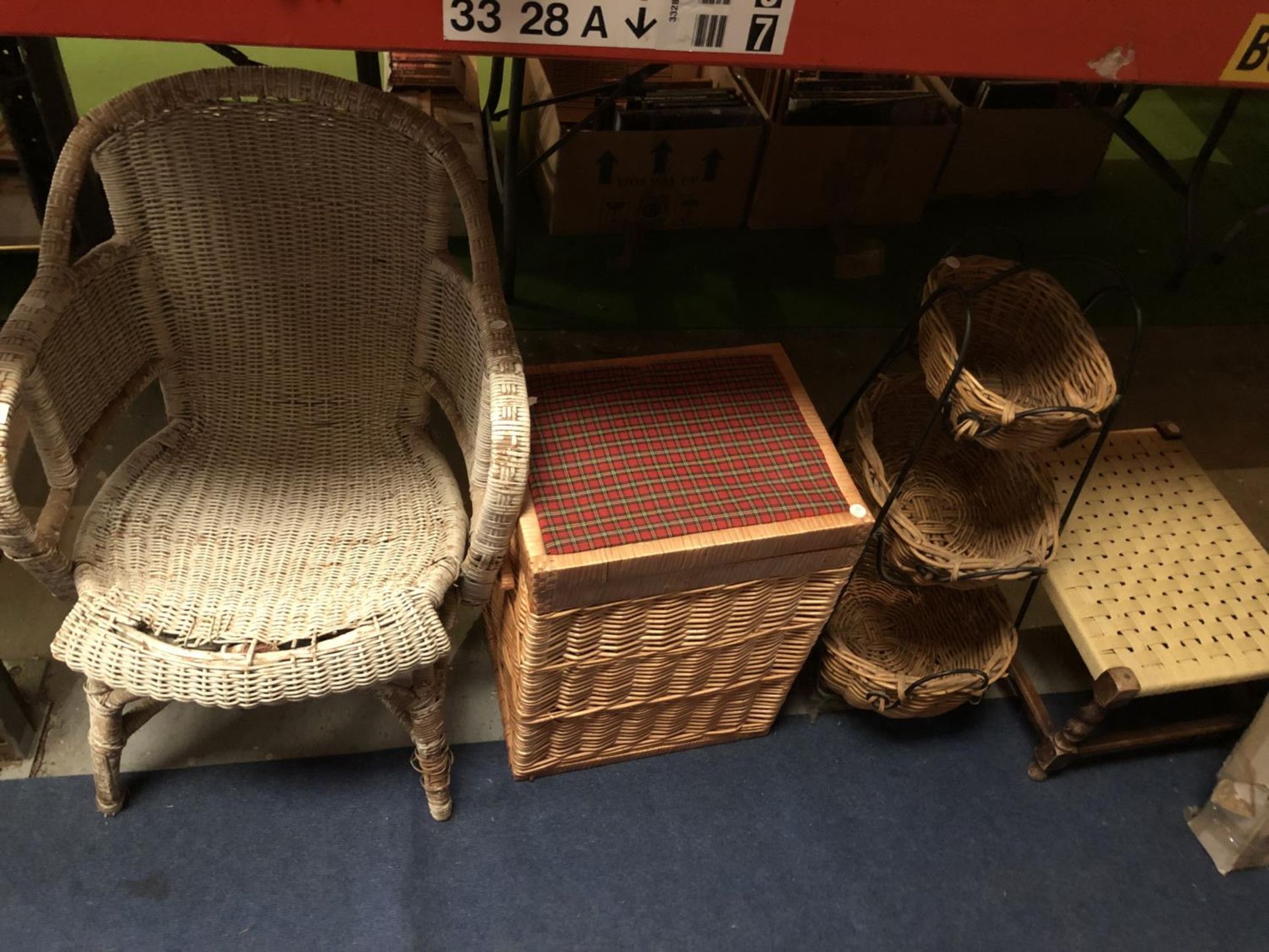 AN ASSORTMENT OF WICKER WARE TO INCLUDE A LLOYD LOOM CHAIR (A/F) AND VEGETABLE STAND