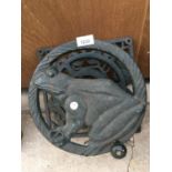 A VINTAGE STYLE CAST HOSE REEL WITH FROG DESIGN AND TURNING HANDLE, CAN BE WALL MOUNTED