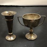 A HALLMARKED SILVER CUP WITH TWIN HANDLES, 26G, AND A HALLMARKED SILVER BUD VASE, 16G