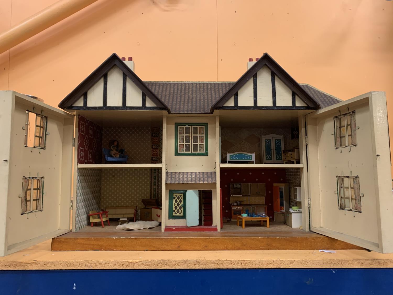 A LARGE WOODEN DOLL'S HOUSE IN A MOCK TUDOR STYLE TO INCLUDE SOME FURNITURE - Image 5 of 12