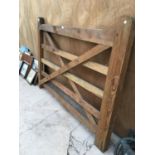 A FIVE BAR WOODEN GATE WITH CROSS BARS, WIDTH 167CM, HEIGHT 123CM