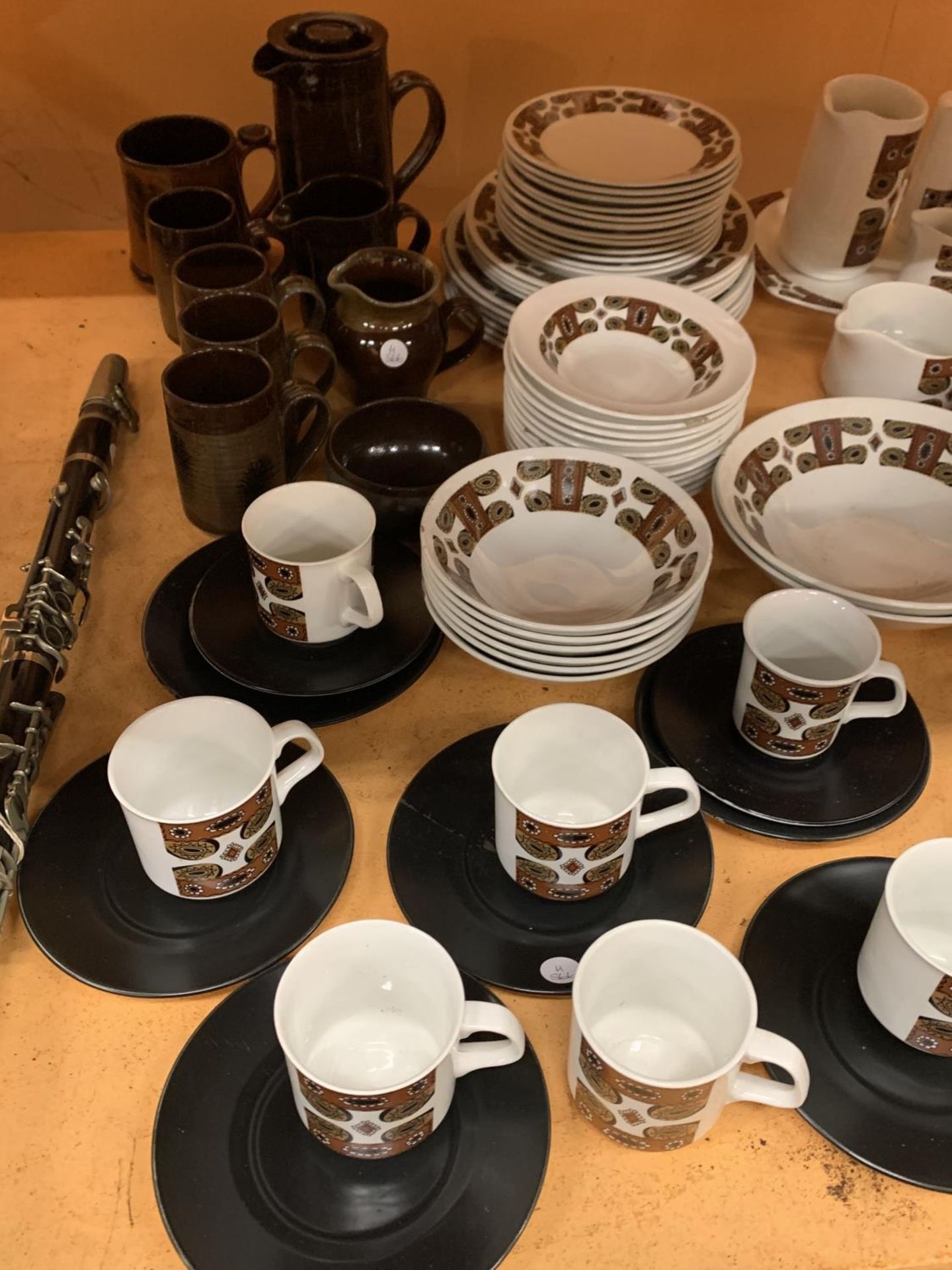 AN EXTENSIVE J AND G MEAKIN RETRO DINNER SERVICE TO INCLUDE AN EARTHENWARE COFFEE SET WITH COFFEE - Image 12 of 12