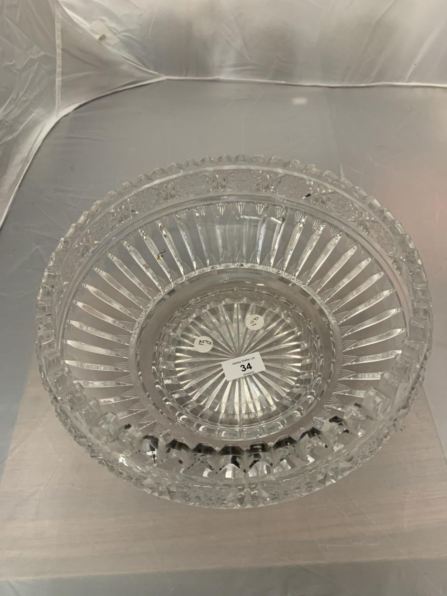 A LARGE CUT GLASS BOWL - Image 2 of 3