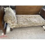 AN EDWARDIAN CHAISE LONGUE ON CABRIOLE LEGS