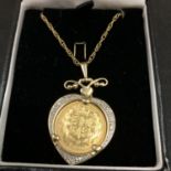 A ROYAL MINT 2002 HALF SOVEREIGN PENDANT SET IN A 9CT MOUNT AND NECKLACE 10.1 GRAMS