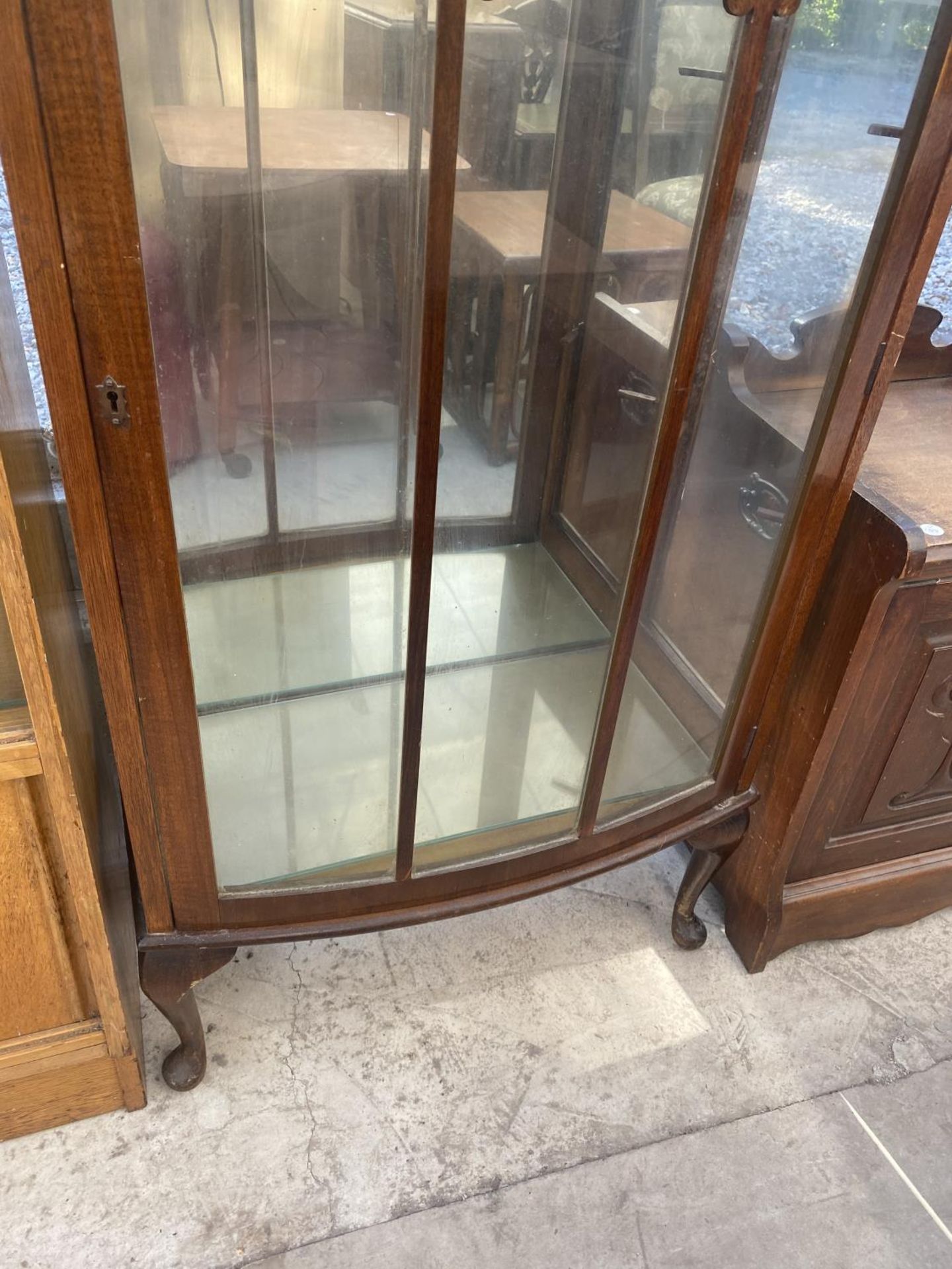 A MID 20TH CENTURY SHINY WALNUT CHINA CABINET, 23" WIDE - Image 3 of 3