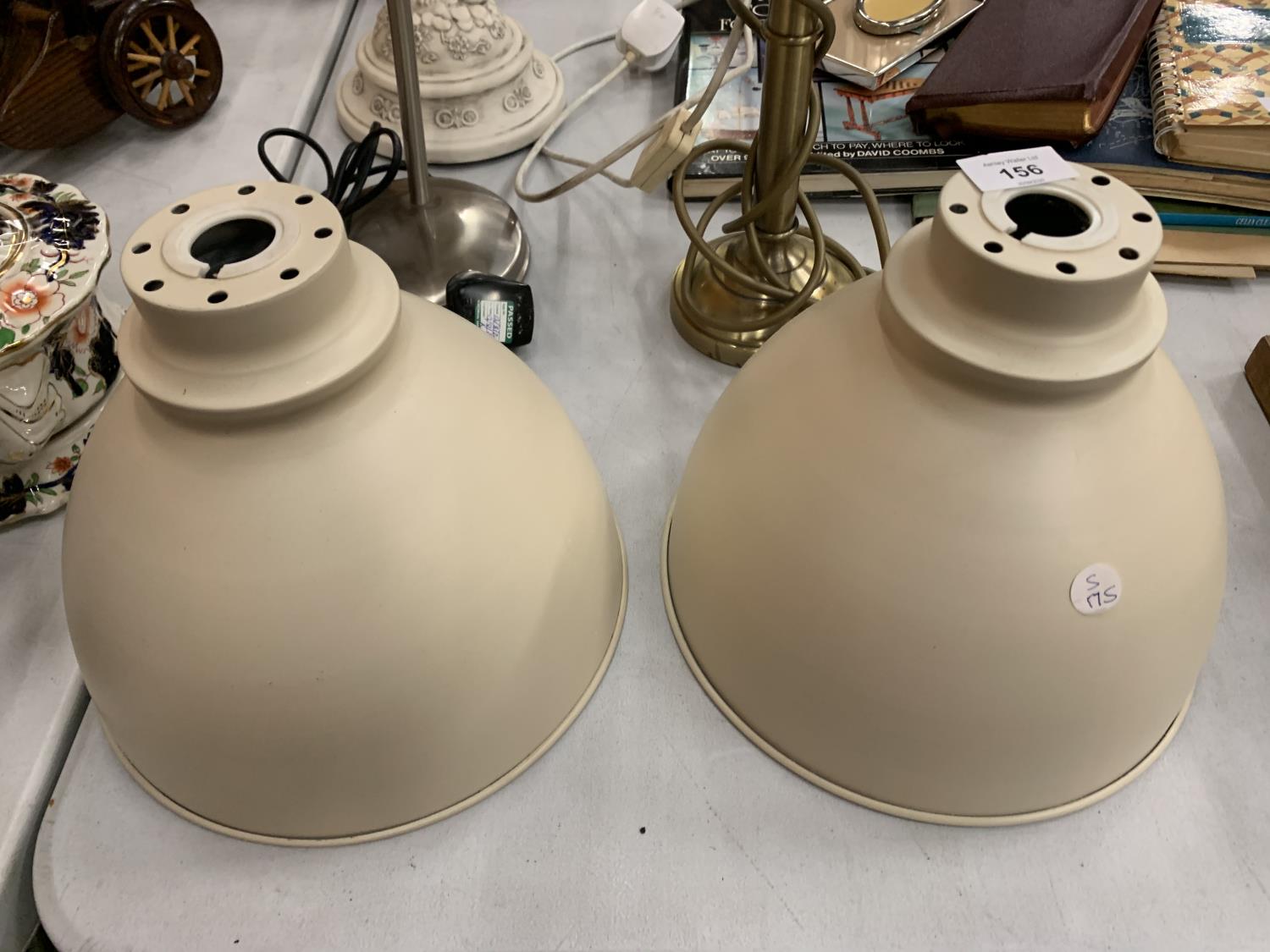 A SELECTION OF LAMPS TO INCLUDE TWO METAL RETRO CREAM SHADES - Bild 4 aus 15